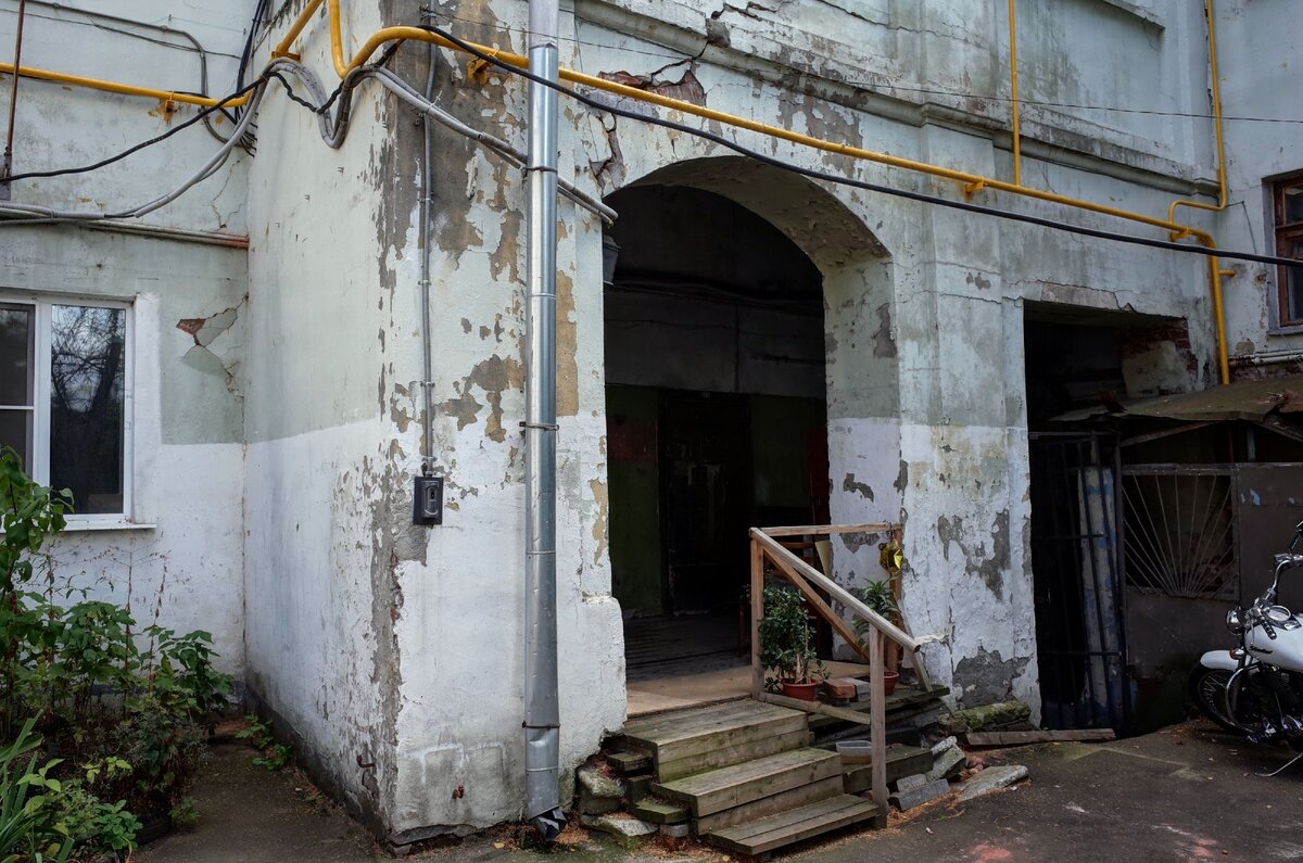 В подвале, что слева от крыльца, персонаж Фашист продал оружие Даниле Багрову и его напарнику. Источник изображения: «Москва. Детали».