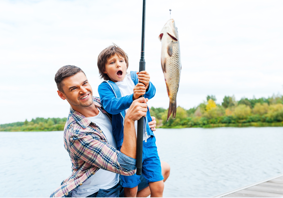 Рыба фэмили. Отец и сын на рыбалке. Рыбалка фото. Семья на рыбалке. Рыбалка с папой.
