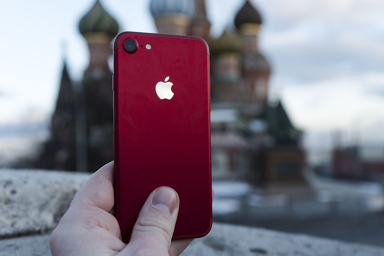 Iphone red. Красный эпл айфон 13. Айфон 7 красный 64 ГБ. Красный айфон в руке. Iphone 7 Red в руке.