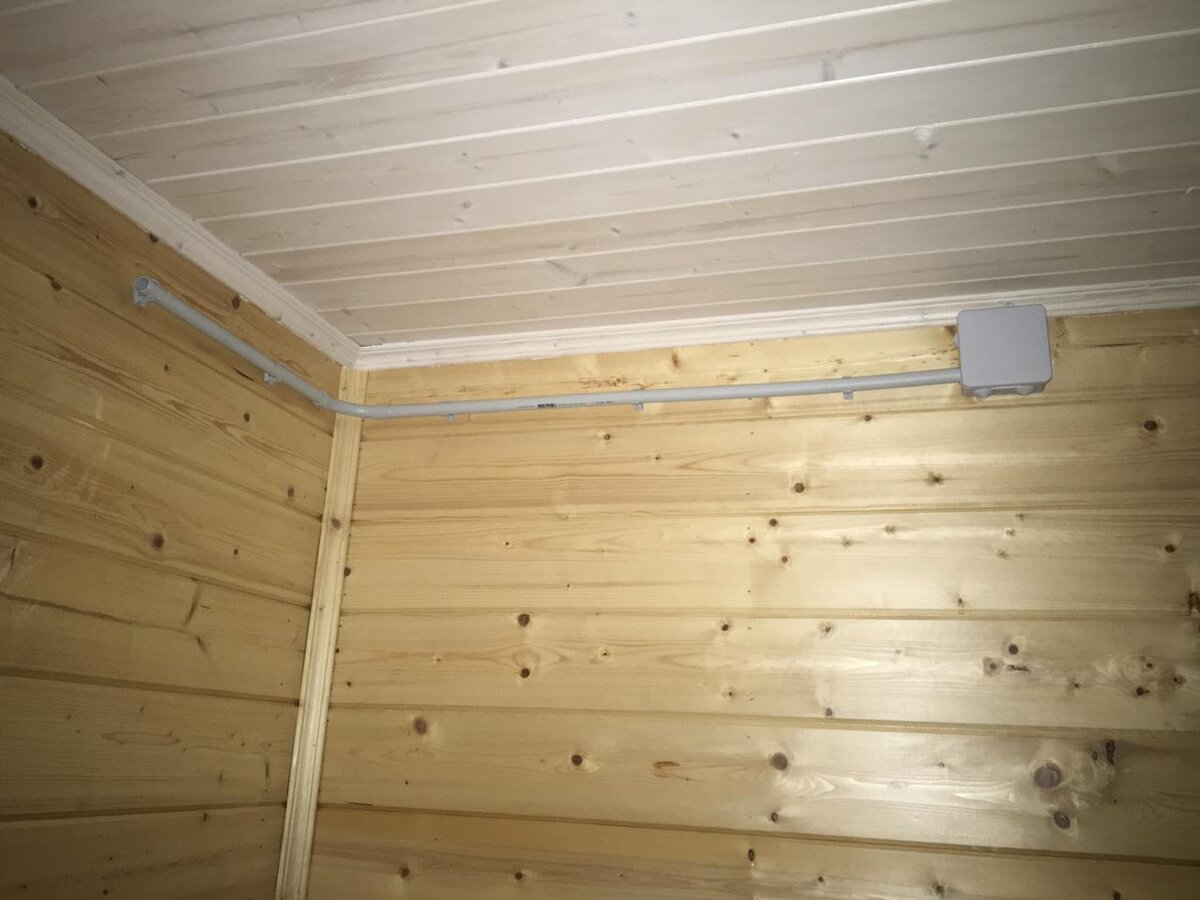 Проход через стену оформил распределительной коробкой.