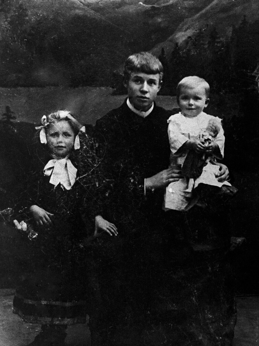Сергей Есенин с сёстрами Катей и Шурой. 1912.