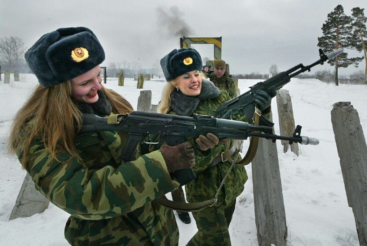Женщины военнослужащие с оружием. Картинка взята из источника: https://i.pinimg.com/originals/a9/18/72/a918720cf33ea34aa0b3d0654d8e45b8.jpg.