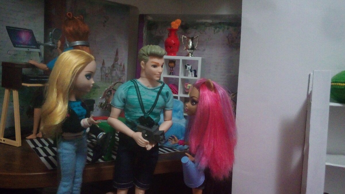 Пока наша актриса занимается монтажом и озвучкой, съёмочная группа решает, как снять следующую сцену.