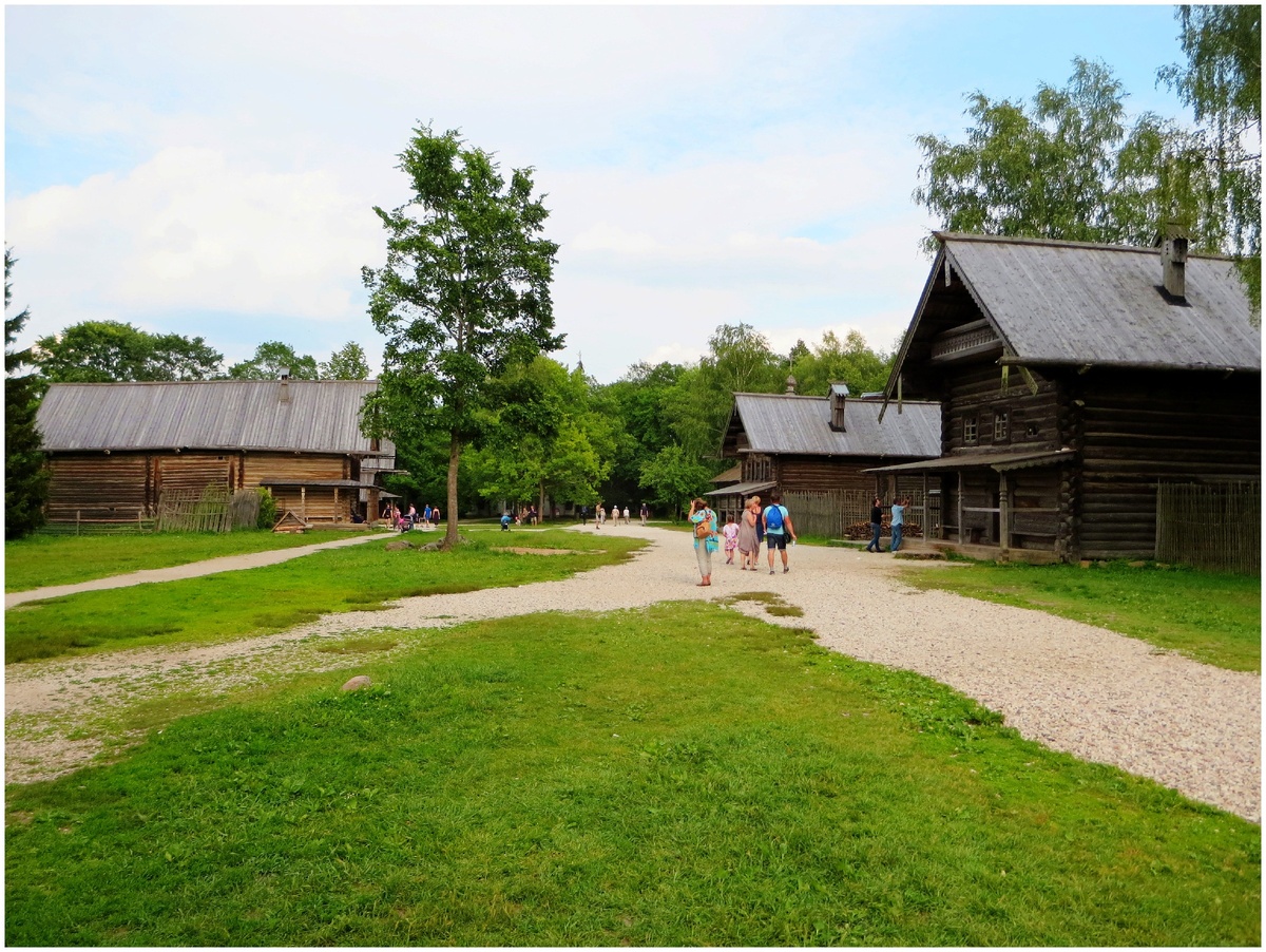 Здания расположены неподалёку друг от друга, к ним ведут отсыпанные гравием дорожки
