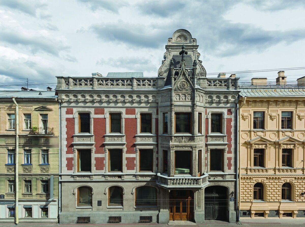 После техникума пошел в актёрское отделение факультета драматического искусства Ленинградского государственного института театра, музыки и кинематографии (ЛГИТМиКа),которое окончил в 1980 году.