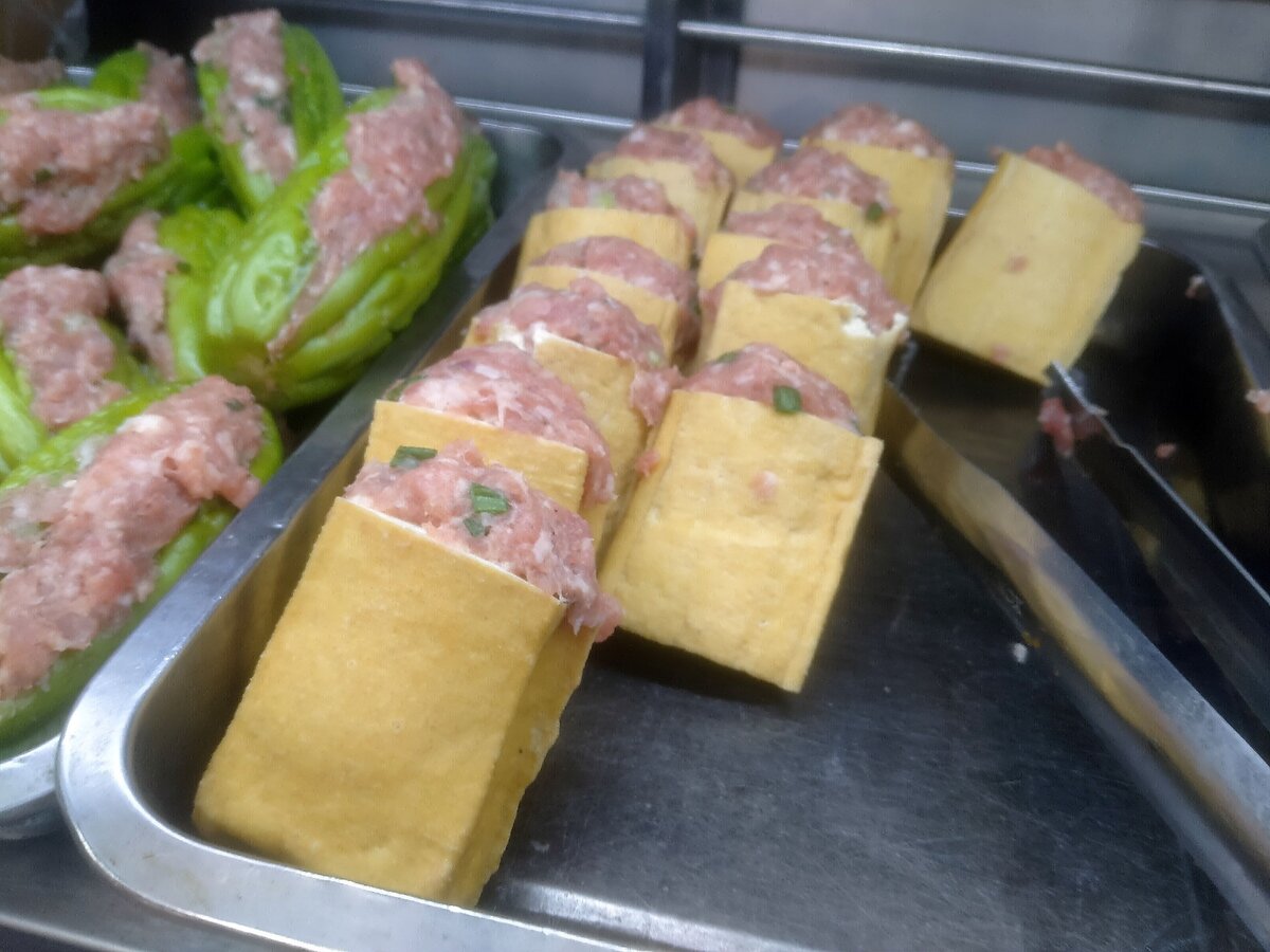 Обжаренный тофу с начинкой из мясного фарша