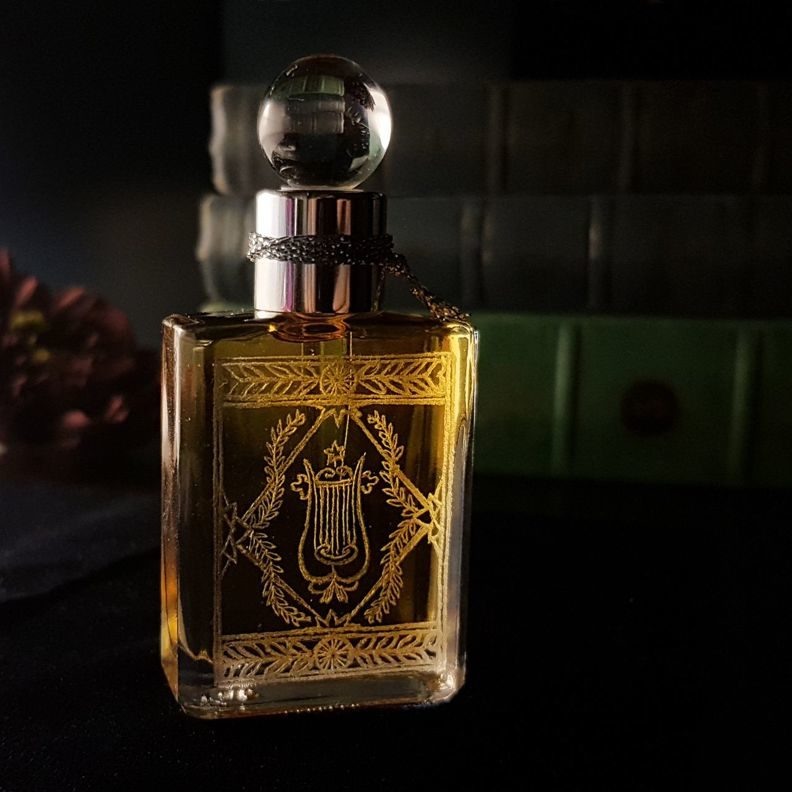 Красивый флакон. Взято из Яндекс картинки