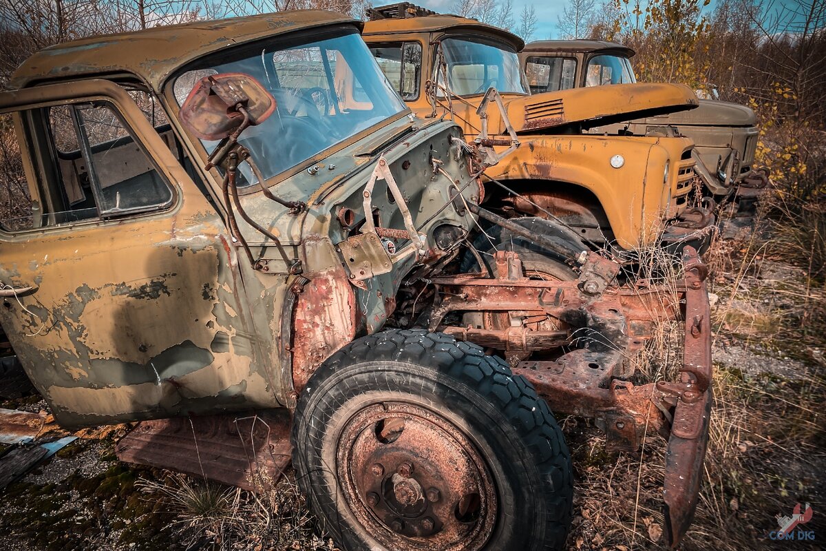 За чертой города можно найти не самые обычные вещи. Показываю кладбище  авиации и военных грузовиков, спрятанное в лесу! | ComDig | Urban  Exploration | Дзен