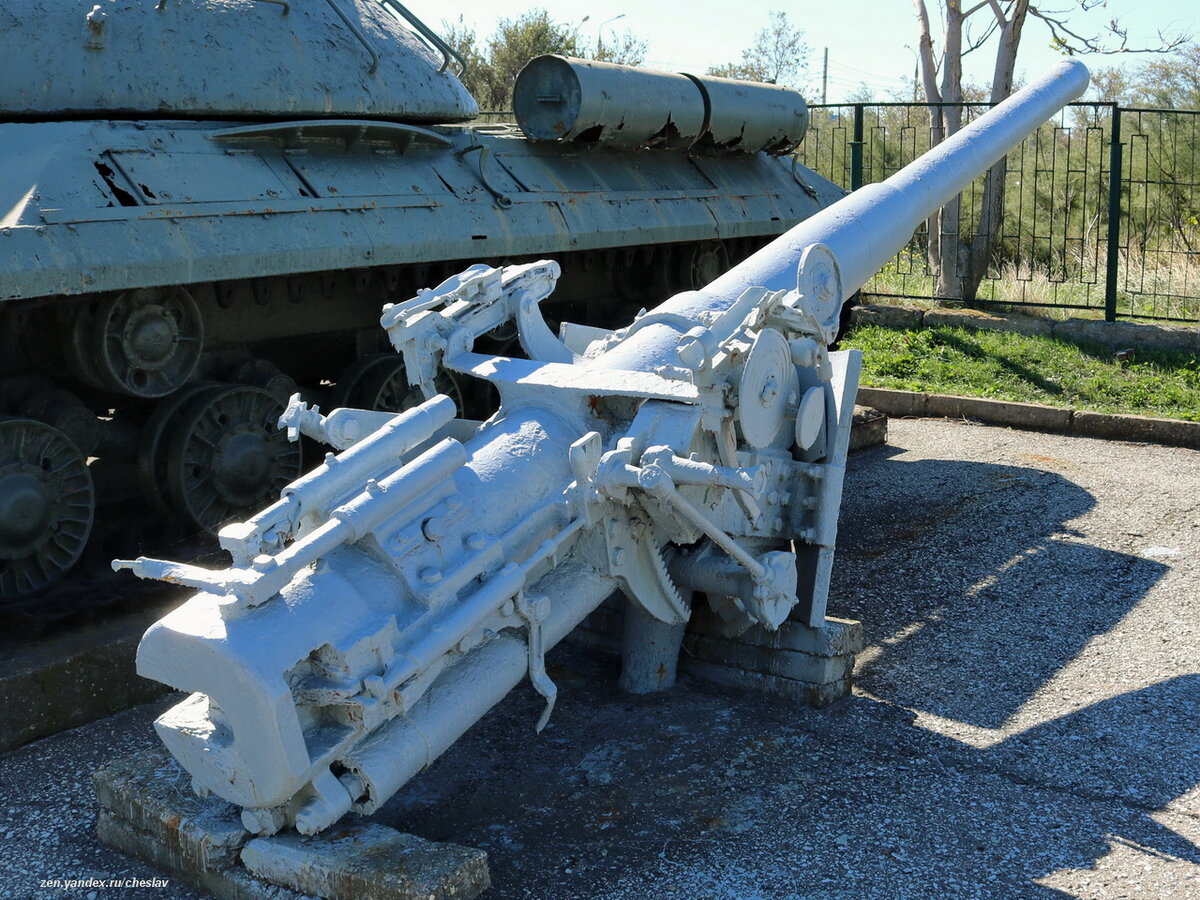 Масса - 3950 кг; дальность стрельбы 16 300 м; масса снаряда 17,5 кг; скорострельность 10-15 выстр/мин, расчет - 7 чел.