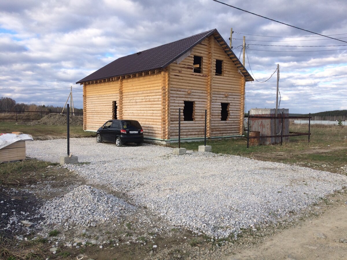 А с виду, да еще и на фоне дома, вообще кроха)