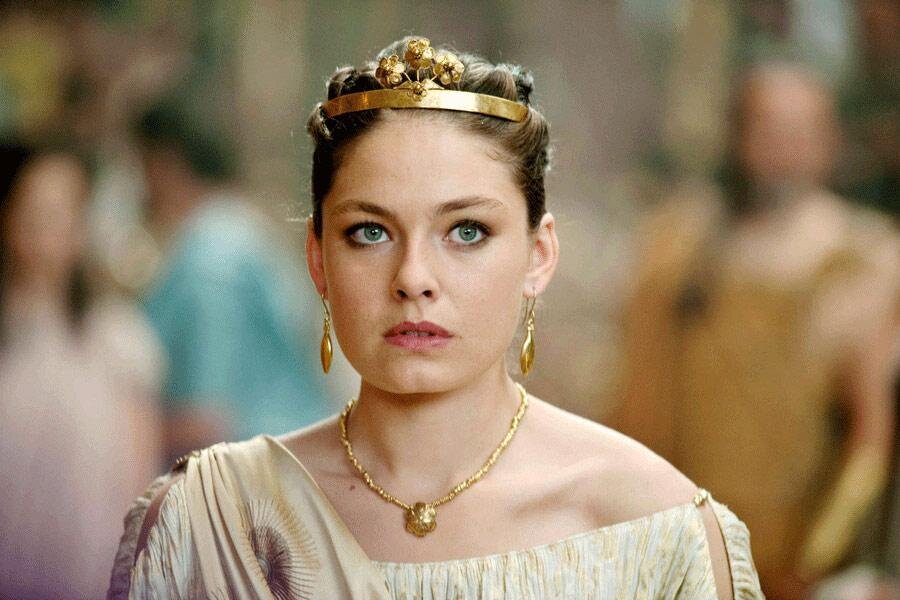 в первом фильме она выглядела вот так (весь идиотизм идеи рекаста налицо, или в лицах)