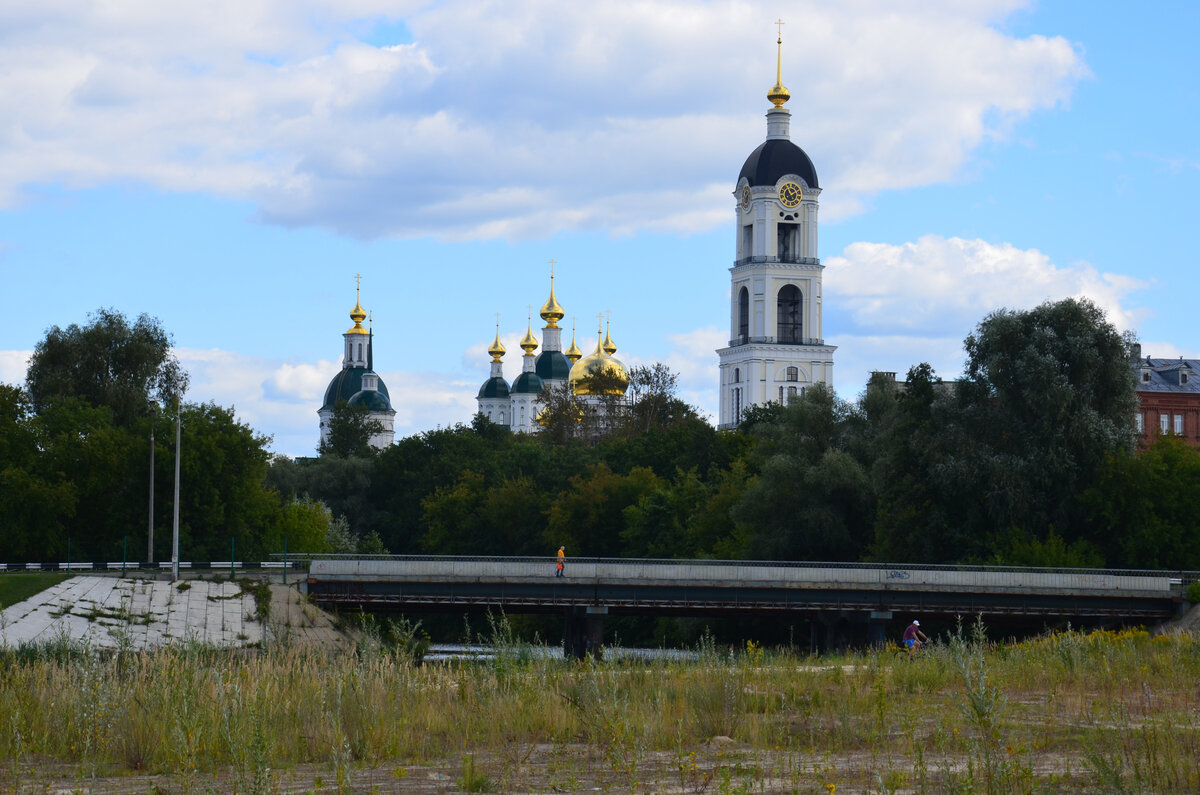 Вид сбоку с берега р. Сатис, фото автора