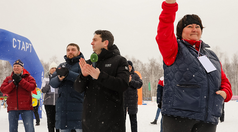 Андрей Чибис (в центре) и Елена Вяльбе приветствуют участниц марафона