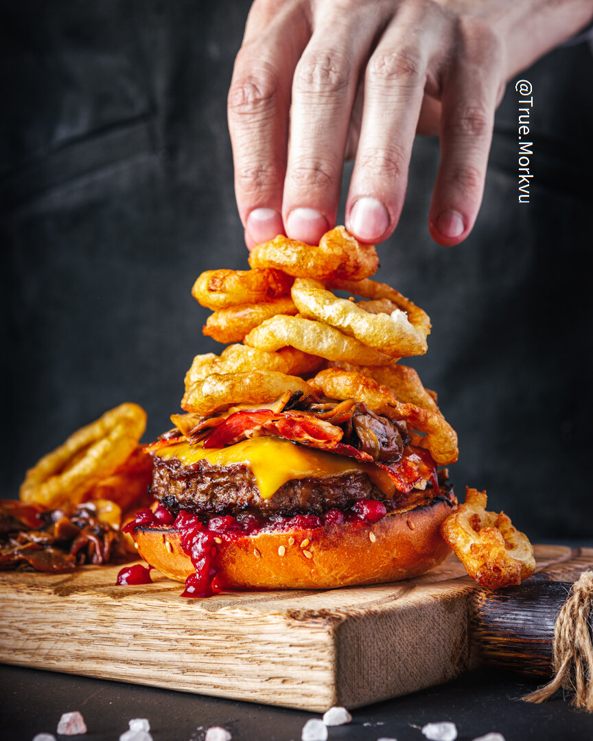 Бургер с луковыми кольцами и брусничным соусом🍔