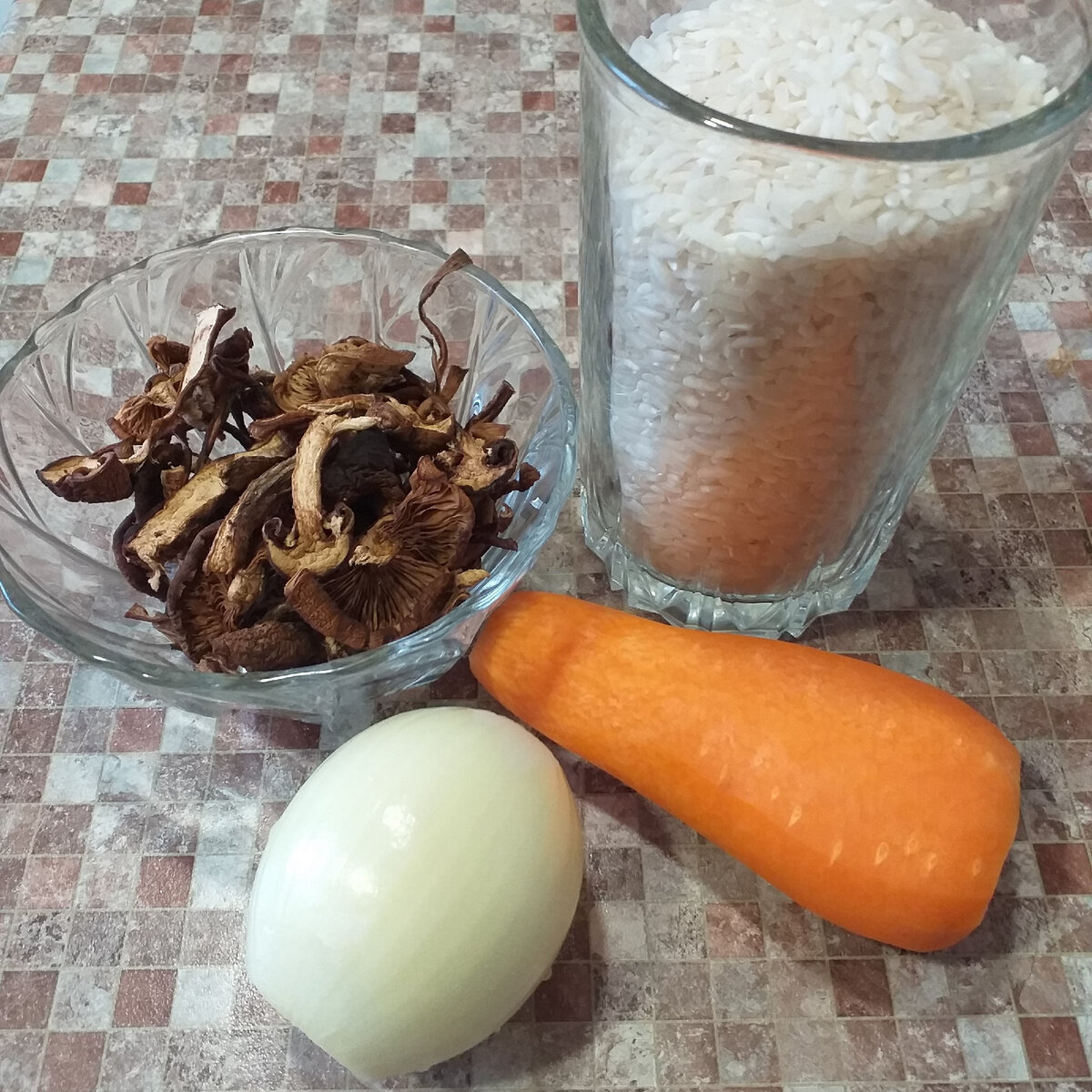 Продукты для риса с грибами и овощами