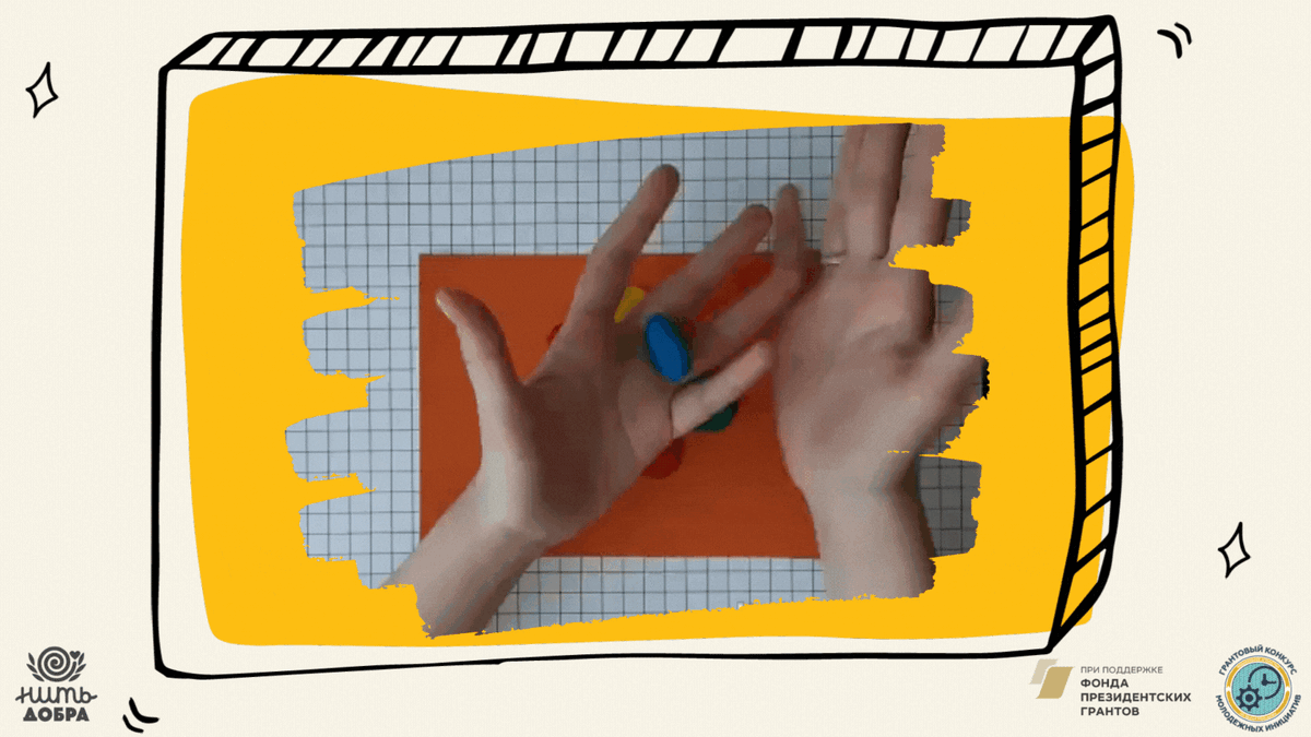 Далее лепим павлину туловище и голову. Берем брусок пластилина синего цвета, скатываем в шарик, немного вытягиваем пластилин, формируя шею и туловище павлина. Далее скатываем шарик, и формируем голову павлина и прилепляем к картону. Смотрите за соотношением размера шеи, головы, туловища, хвоста.