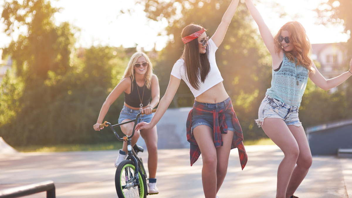 Подготовлено с использованием сервиса Canva Pro, просто фото, эти люди не имеют отношения к содержанию статьи