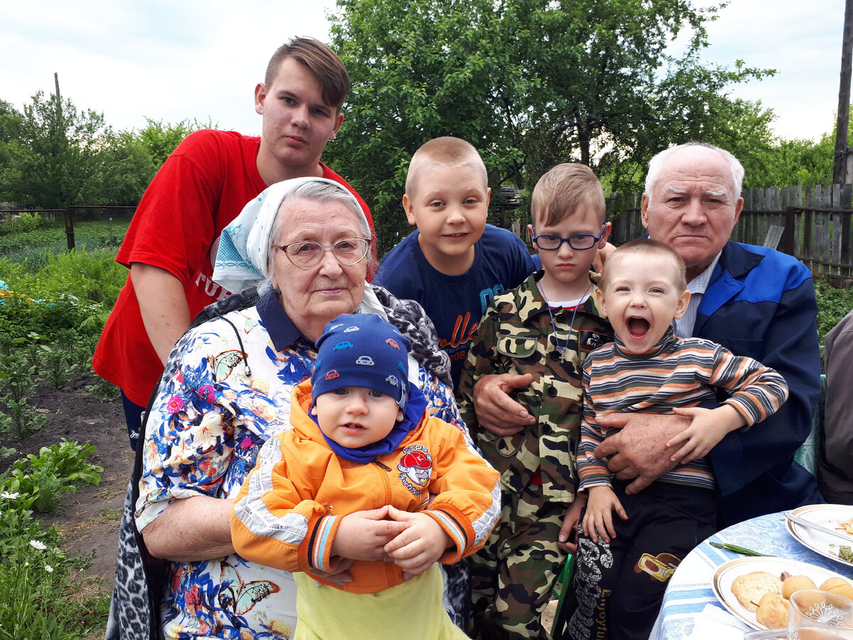 Дача - место "семейного притяжения": мои дети и племянники с прабабушкой и прадедушкой