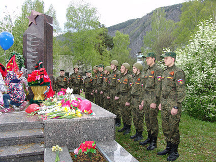 Фото из личного архива С.Ю. Трапезун. Обелиск "Памяти павшим в Великой Отечественной войне" в пгт. Черёмушки, Республика Хакасия.