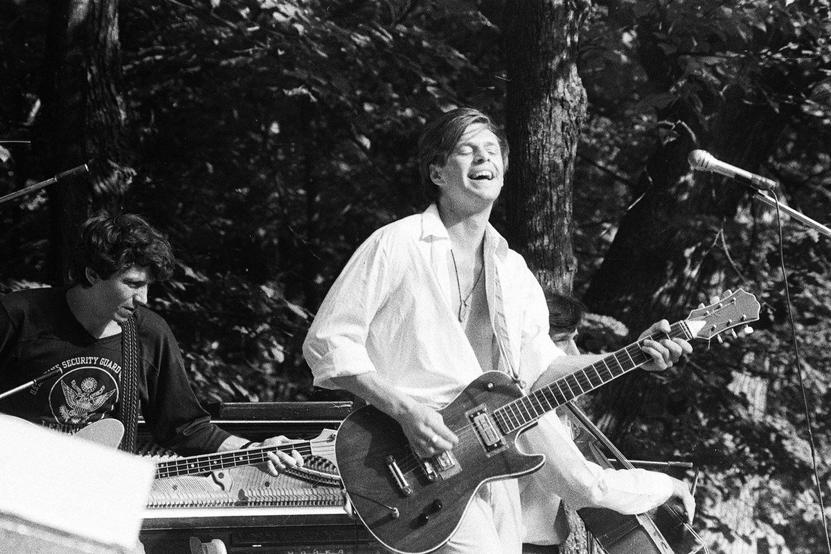 Под небом голубым есть город золотой, 
С прозрачными воротами и яркою звездой.
А в городе том сад, все травы да цветы;
Гуляют там животные невиданной красы...
