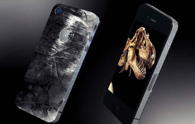 4 Те, у кого в кармане завалялось лишних пару тысяч долларов, вместо предыдущего экземпляра, телефона Aesir AE+ Y, могут позволить себе более технологично продвинутый iPhone History Edition за сумму, порядка $62700-67000 (по разным данным). 
Даже не 4S, но все же обладает достаточно большим функционалом: внутренняя начинка осталась без изменений. Количество экземпляров ограничено 10-ю единицами.

Создатель сего чуда – ювелир Стюарт Хьюз, с творениями которого мы еще неоднократно встретимся в текущей в статье. Подсказала идею и вдохновила мастера на создание этого творения, супруга Кэтрин.

Итак, чем же хорош этот девайс? Логотип Apple, а также по периметру, устройство украшено бриллиантами, но это не самое ценное, что в нем есть. Главная особенность iPhone 4 History Edition – задняя крышка, сделанная из 2-х, мало сказать: необычных материалов для производства смартфонов – метеорит и зуб тираннозавра, свидетеля мелового периода, в возрасте 65 миллионов лет!