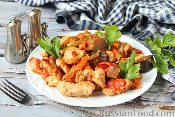 куриное филе, баклажан, перец болгарский, помидоры, лук репчатый, морковь, чеснок, масло растительное, соль, перец чёрный молотый