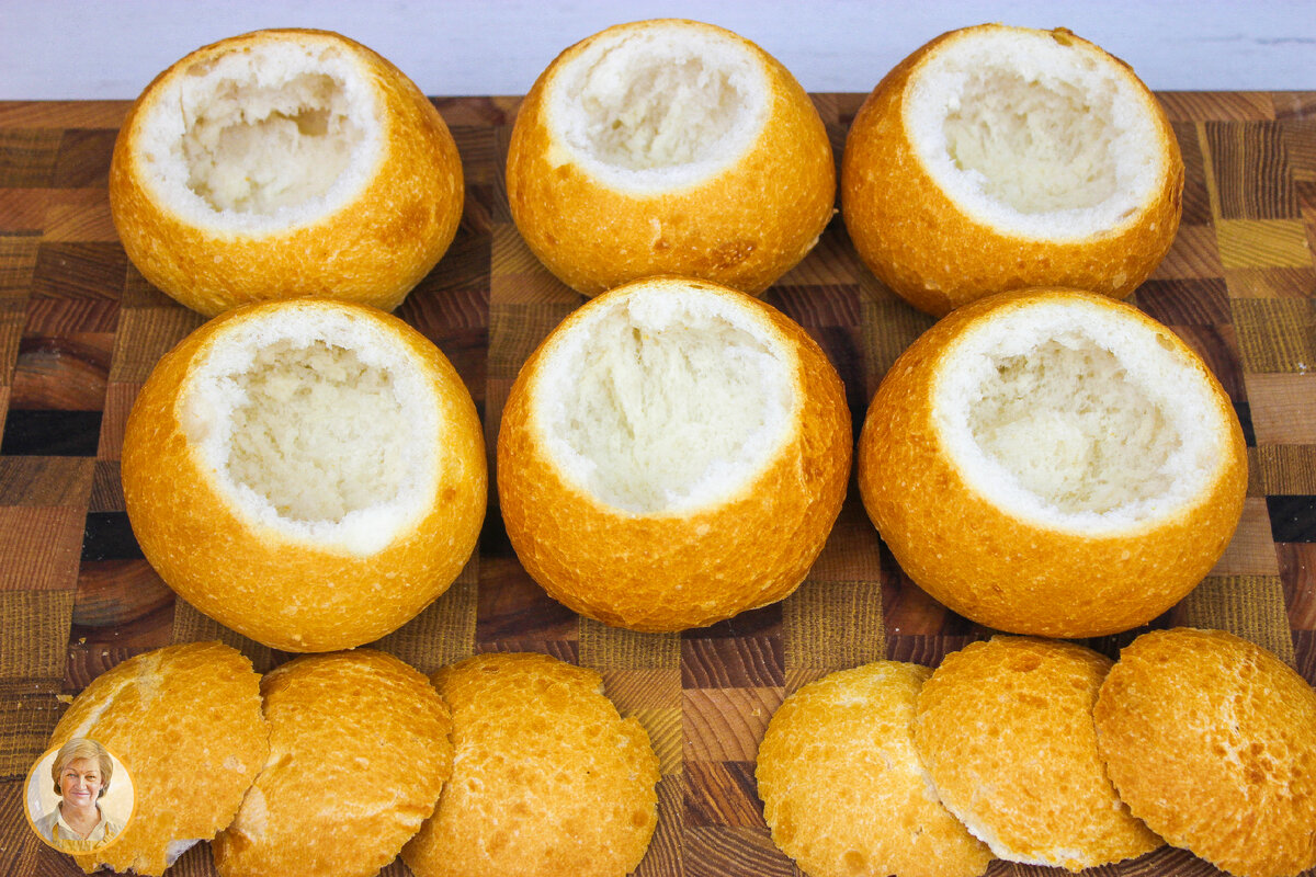 У булочек срезать верхнюю часть крышечку и вынуть мякиш так, чтобы получились корзинки, оставляя не слишком тонкие стенки.