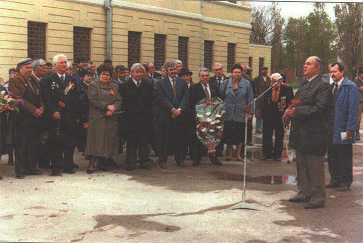  Открытие памятника портовикам Новороссийска 8 мая 1995 года. Выступает участник Великой Отечественной войны и Парада Победы в Москве Т. А. Мартирося