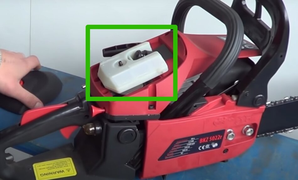 Фильтр под защитным кожухом находится в доступном месте