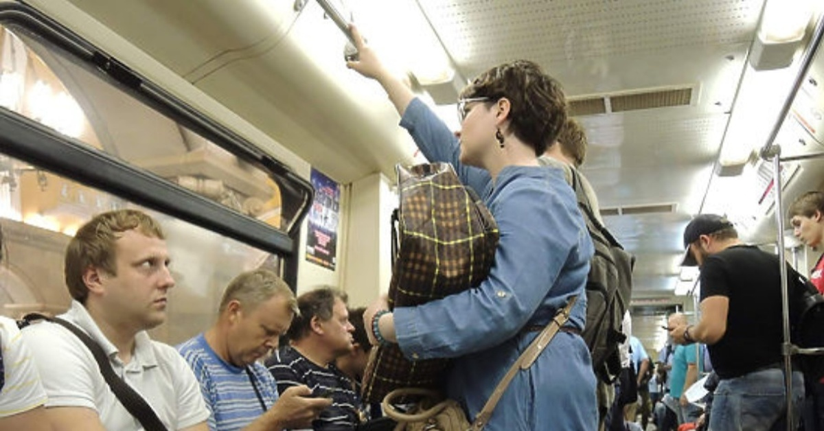 Случай в общественном транспорте. Люди в транспорте. Мужчина сидит в метро. Уступить место в транспорте. Мужчина сидит в общественном транспорте.