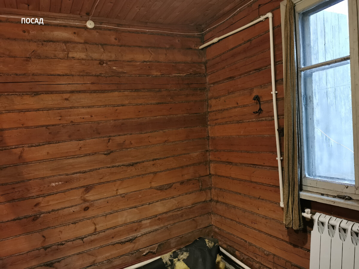 В доме отличные стены из 15-го бруса, построенные ещё при Сталине. Отопление. живи и радуйся, если бы не полы. Полов нет.