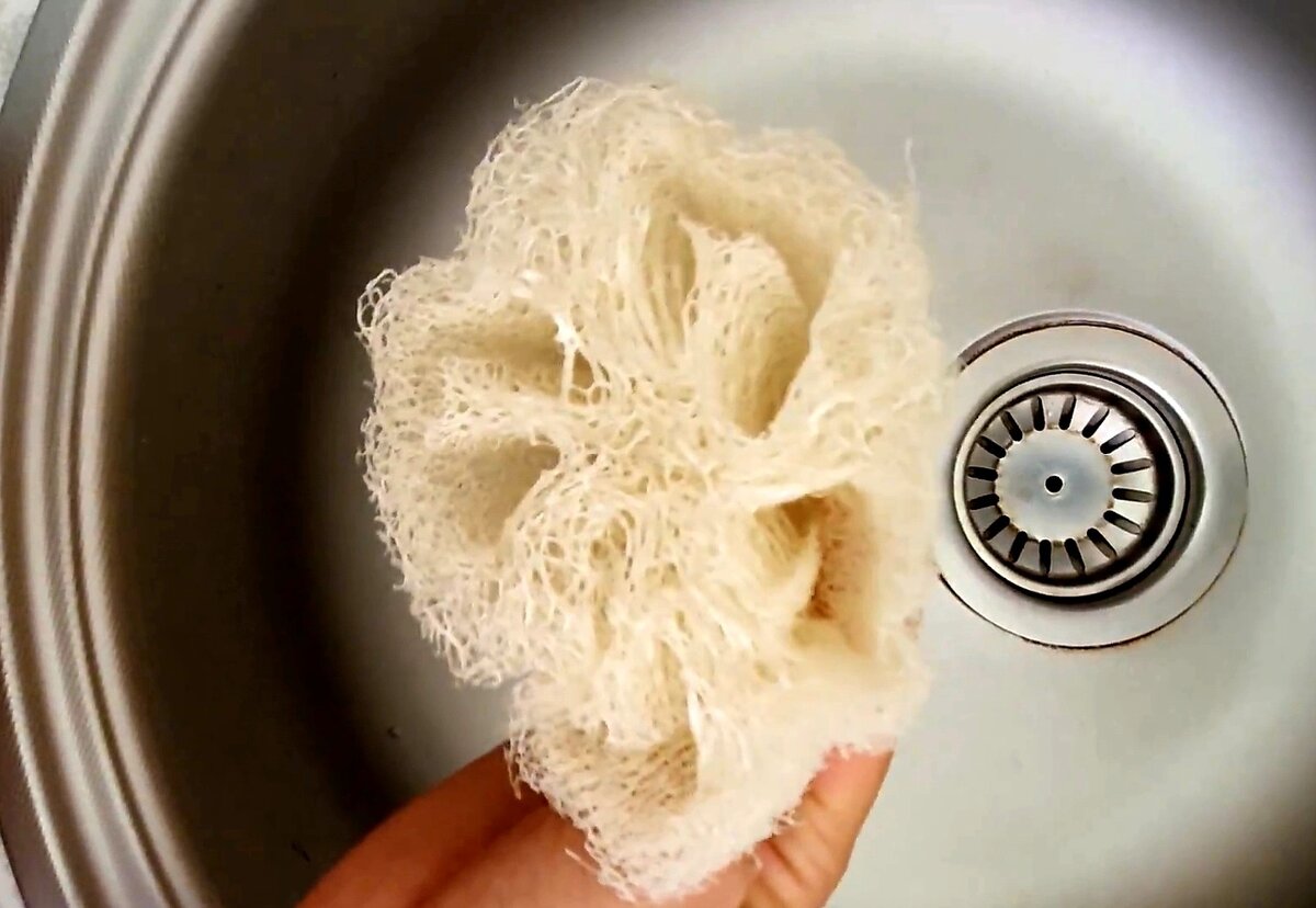 Она разбухает, становится мягкой, приятно. Пока не помоешь ей жирную кастрюлю)