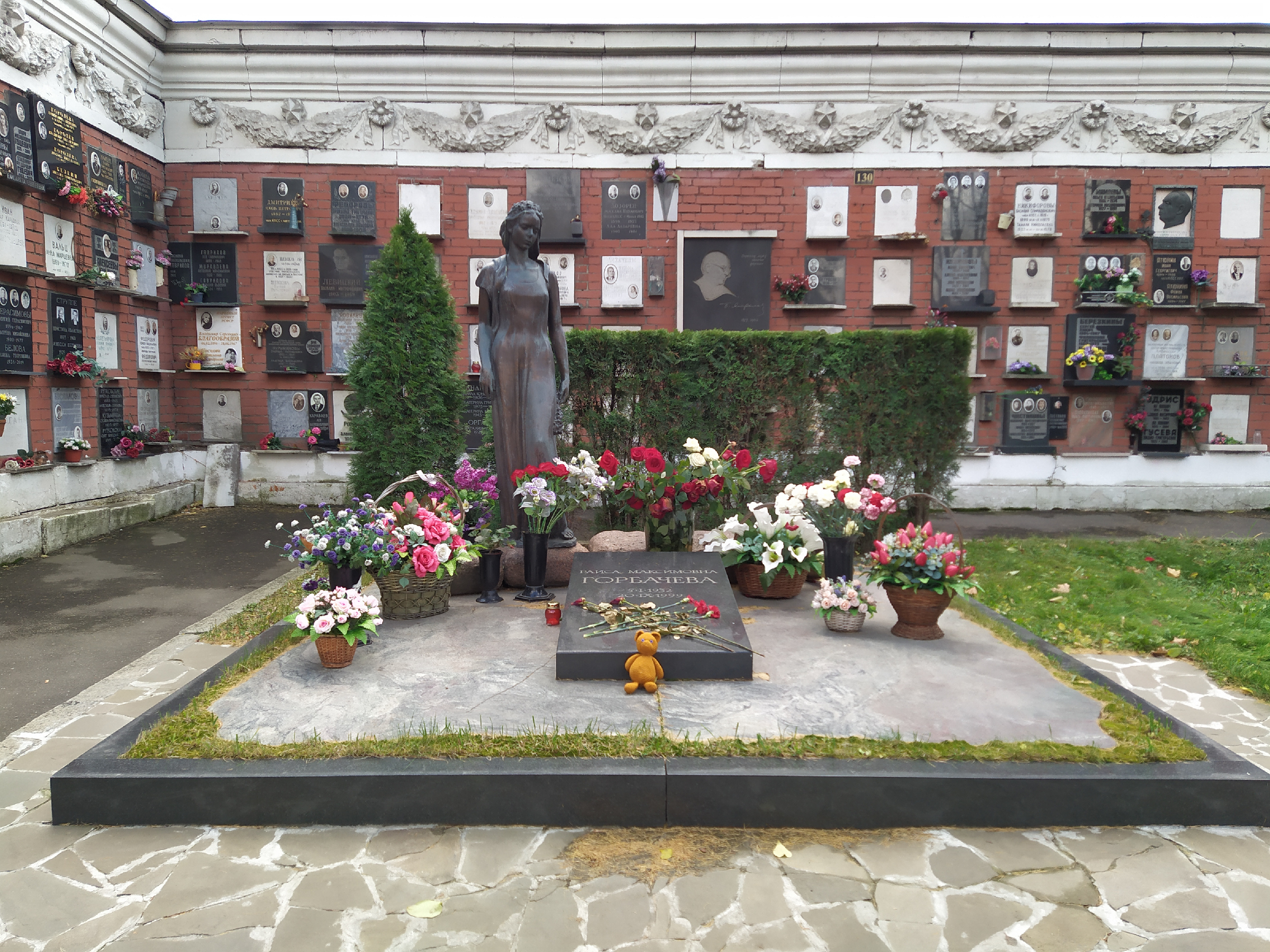 Памятник Раисе Максимовне Горбачевой на Новодевичьем кладбище