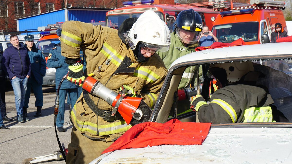 Когда спасают жизнь - можно портить имущество