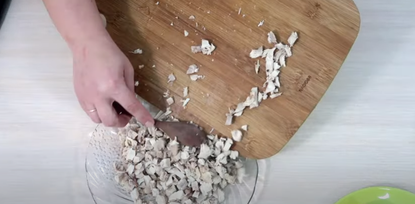 Выкладываем отваренное мясо