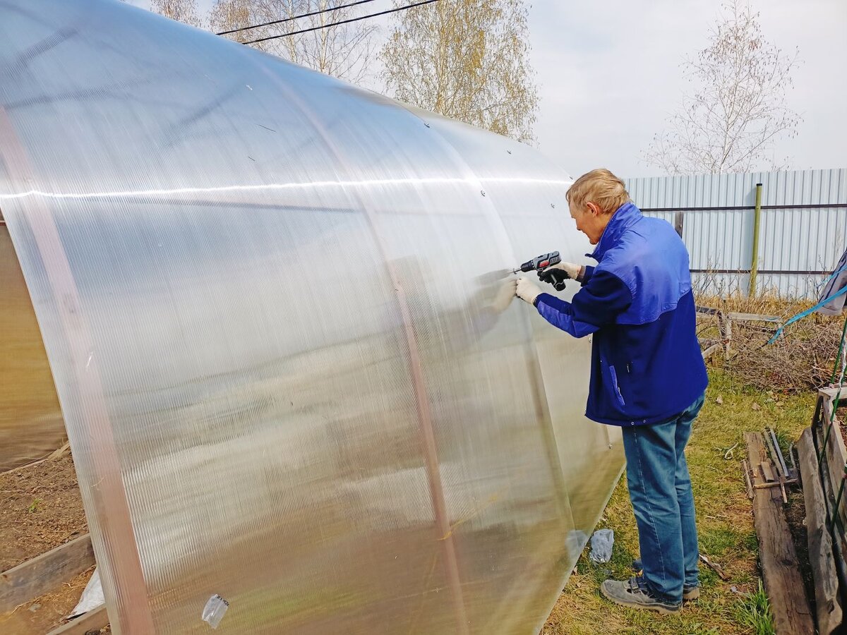 Монтирование теплицы из поликарбоната
