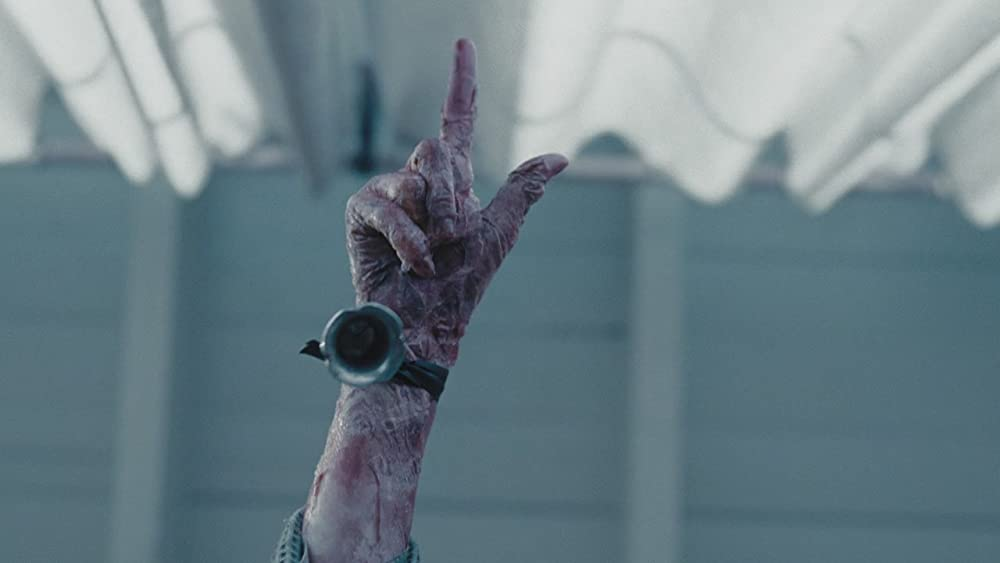 Кадр из фильма The Uninvited. Режиссеры: Чарли Гард и Томас Гард. Оператор: Дэн Лэндин. Производство: Cold Spring Pictures, DreamWorks SKG, DWBC Productions, Goldcrest Pictures, MacDonald/Parkes Productions, Medien 5 Filmproduktion, The Montecito Picture Company, Vertigo Entertainment. Показ в России: Централ Партнершип