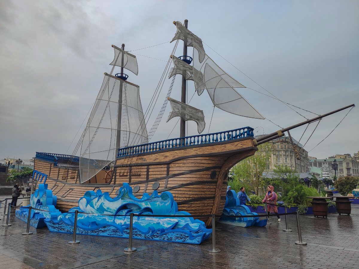 Морской антураж на Манежной площади.