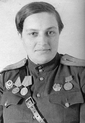 Людмила Михайловна Павличенко (урождённая Белова; 29 июня [12 июля] 1916, Белая Церковь, Васильковский уезд, Киевская губерния, Российская империя — 27 октября 1974, Москва, РСФСР, СССР) — советская женщина-снайпер 25-й Чапаевской стрелковой дивизии Рабоче-крестьянской Красной армии. Герой Советского Союза (1943). 