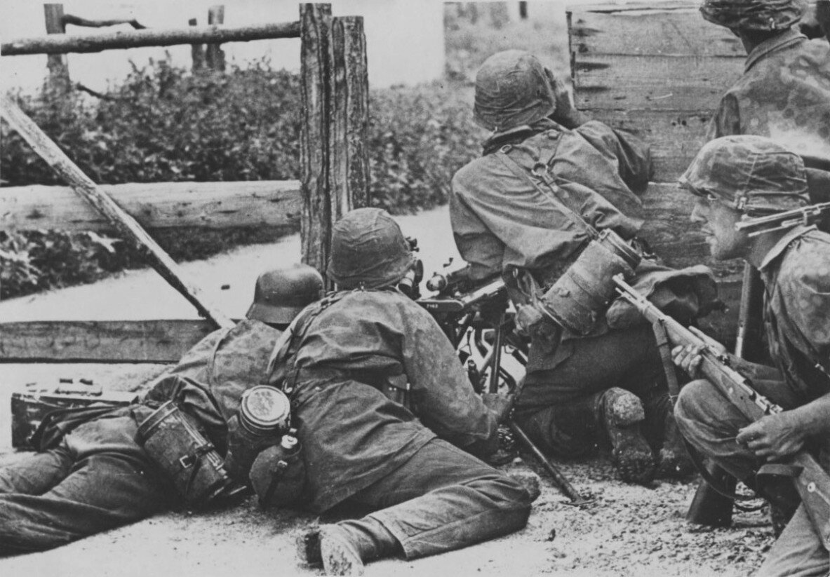 Солдаты СС у пулемета MG-34 во время уличных боев в Киеве // www.nationaalarchief.nl