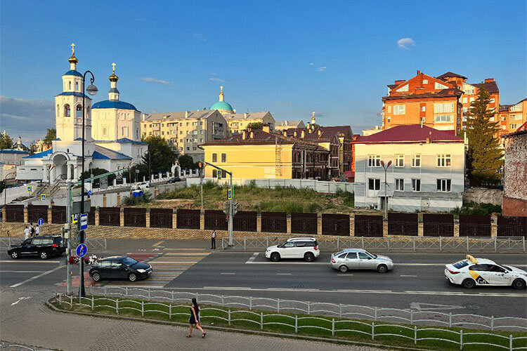 Минземимущество РТ передало «Связьинвестнефтехиму» четыре нежилых помещения в доме №4 на Большой Красной, а в придачу к ним — земельный участок. Здание и участок находятся в нескольких десятках метров от стены Казанского кремля. Рядом — храм великомученицы Параскевы Пятницы, в трех минутах ходьбы — собор Казанской иконы Божией Матери. Фото: Евгений Жура