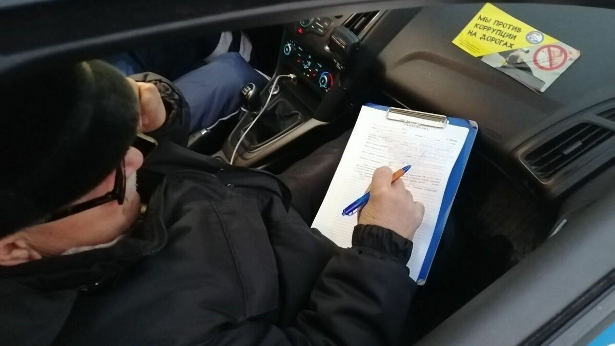     Сотрудники ГИБДД в течение дня разыскали водителя, который ездил по пешеходному бульвару на улице Дзержинского в центре Тюмени. Видео с нарушением ПДД появился 22 ноября утром в ВК.