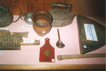 Балалайка прадедушки в экспозиции Зырянского музея. Фото автора