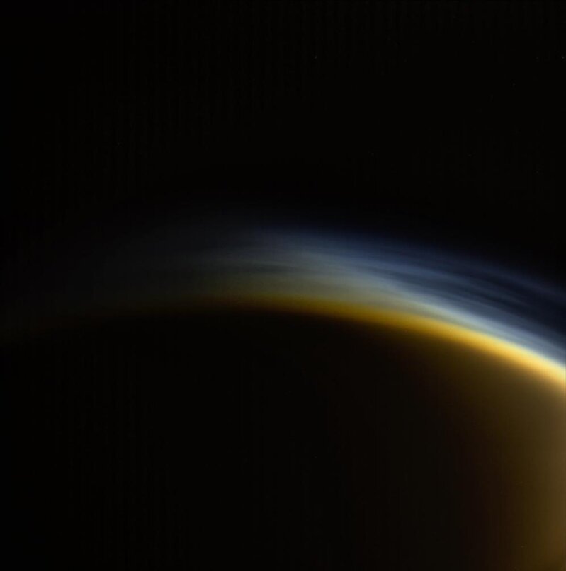 Дымка в атмосфере Титана. Изображение: NASA/JPL-Caltech/Space Science Institute