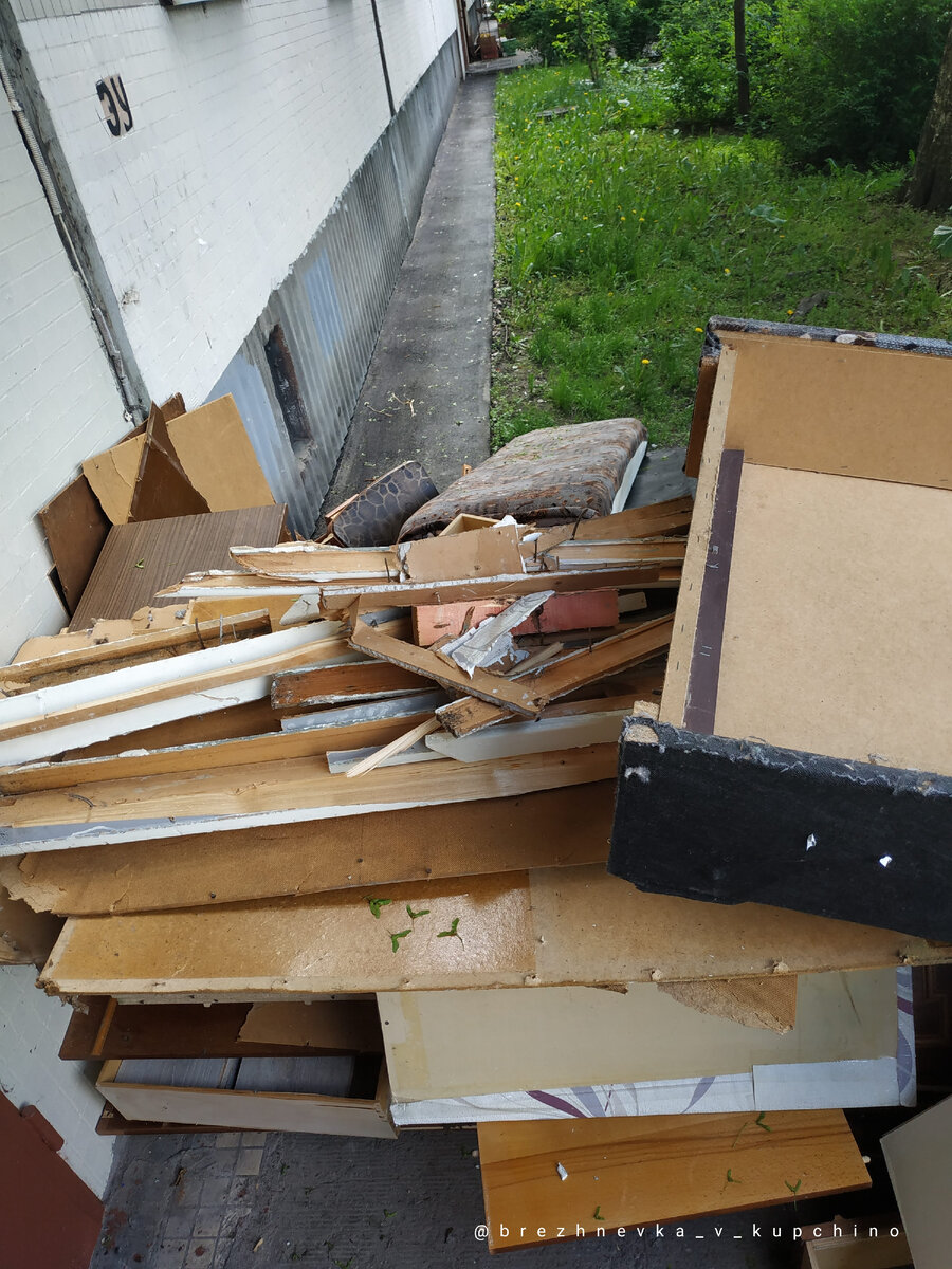 А вот так поступили новые соседи, въехавшие на второй этаж летом 2020 года.