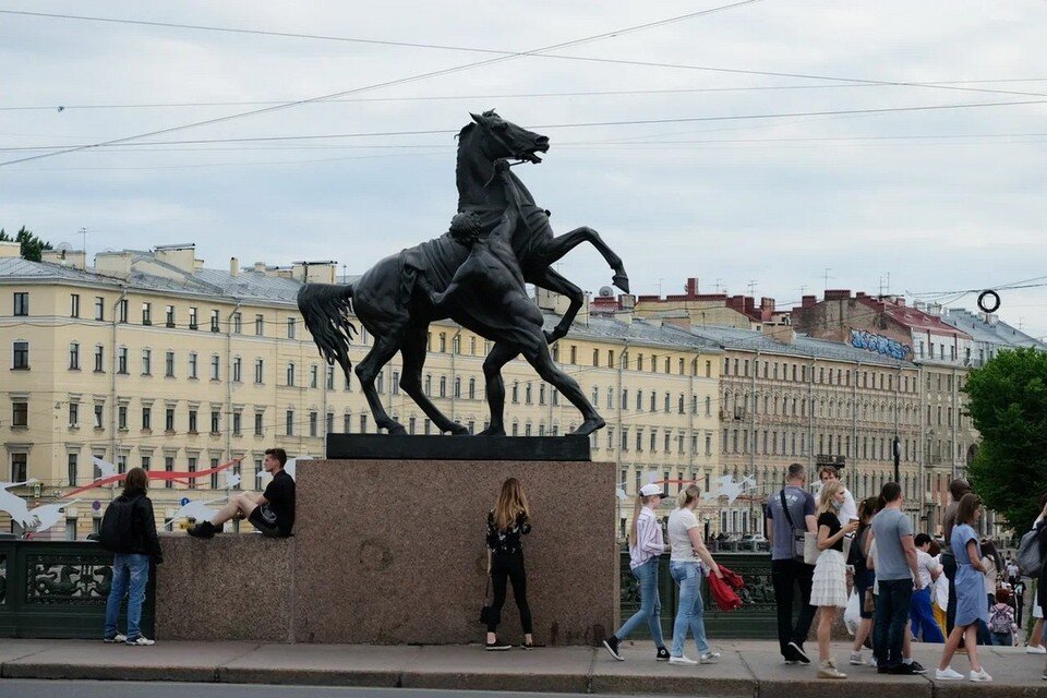    Мужчина оседлал скульптуру коня на Аничковом мосту. Артем КИЛЬКИН
