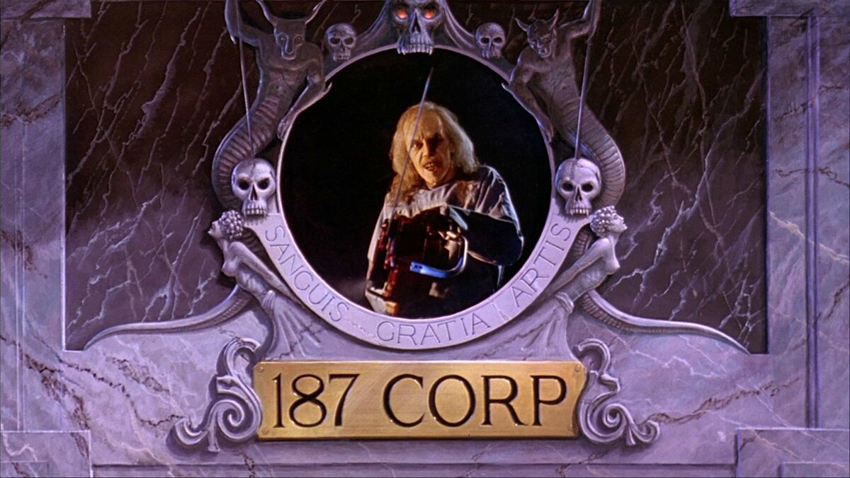 Заставка телевизионного фильма ужасов «Мешки для трупов» пародирует одновременно «Техасскую резню бензопилой» и льва с логотипа компании «Goldwyn Pictures»