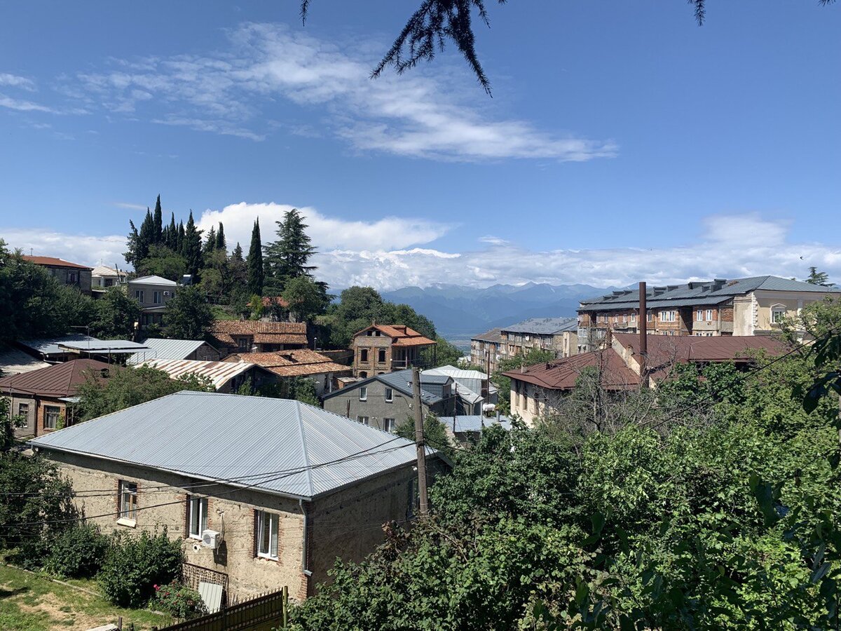 Город Телави в Алазанской долине, Кахетия