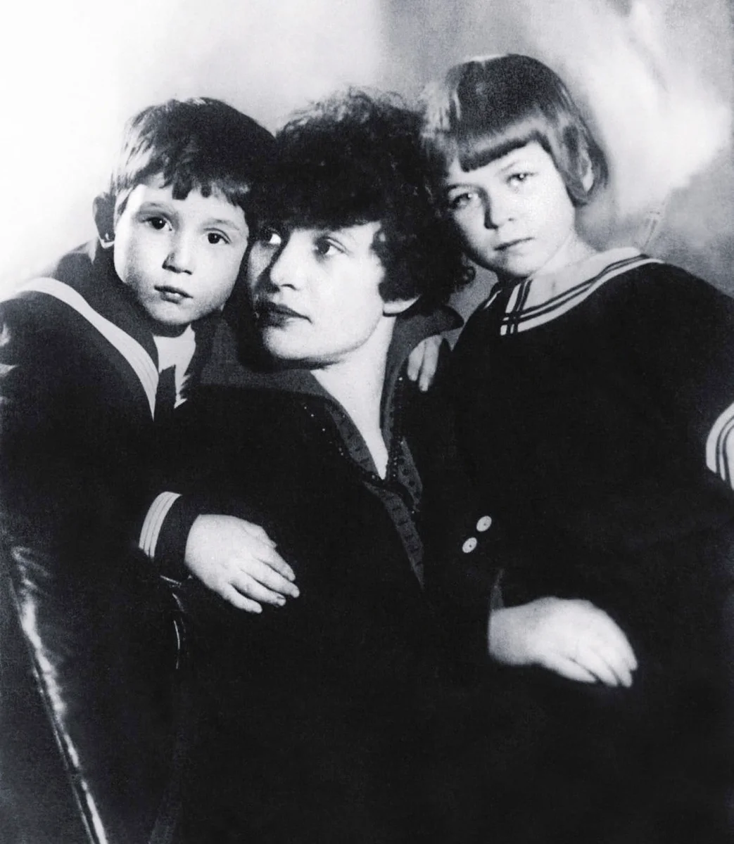 Зинаида Райх с дочерью и сыном