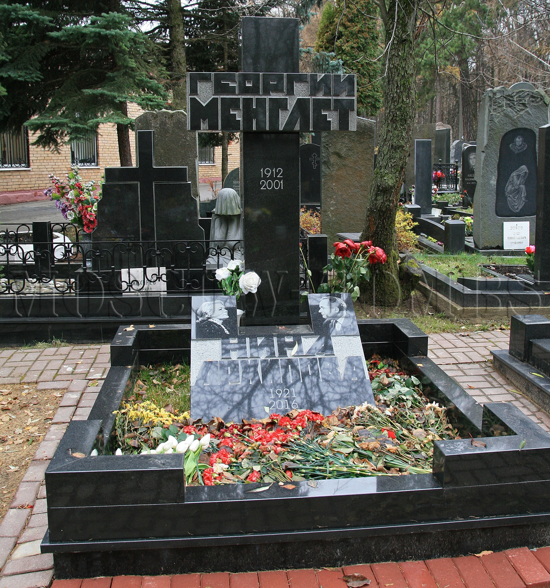 Могила супругов на Кунцевском кладбище Москвы